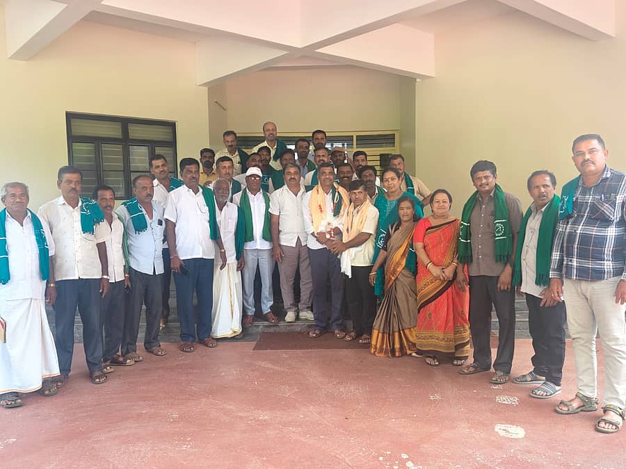 ಪಿರಿಯಾಪಟ್ಟಣದಲ್ಲಿ ರಾಜ್ಯ ರೈತ ಸಂಘ ತಾಲ್ಲೂಕು ಸಮಿತಿ ತಾಲ್ಲೂಕು ಅಧ್ಯಕ್ಷರಾಗಿ ಕೊಣಸೂರು ಆನಂದ್ ಅವರನ್ನು ಸನ್ಮಾನಿಸಲಾಯಿತು