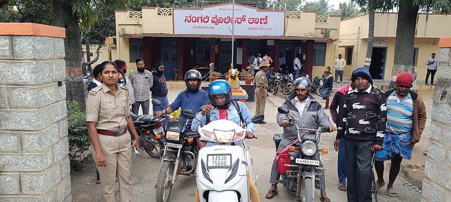 ಮುಳಬಾಗಿಲು ತಾಲ್ಲೂಕಿನ ನಂಗಲಿ ಪೊಲೀಸ್ ಠಾಣೆ ಬಳಿ ಹೆಲ್ಮೆಟ್ ಇಲ್ಲದ ದ್ವಿಚಕ್ರ ವಾಹನ ಸವಾರರನ್ನು ತಡೆದು ನೂತನ ಹೆಲ್ಮೆಟ್ ತೊಡಿಸಿ ಕಳುಹಿಸಿದರು