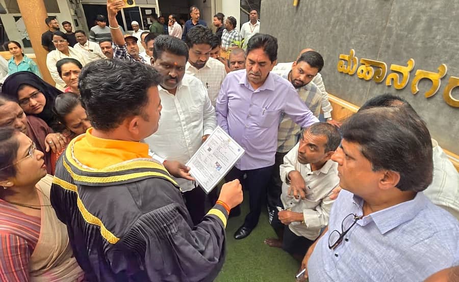 ಬೆಳಗಾವಿ ಮಹಾನಗರ ಪಾಲಿಕೆ ಕಚೇರಿ ಆವರಣದಲ್ಲಿ ಶಾಸಕ ಆಸಿಫ್‌ ಸೇಠ್‌, ಮೇಯರ್‌ ಮಂಗೇಶ ಪವಾರ, ಉಪಮೇಯರ್‌ ವಾಣಿ ಜೋಶಿ ಅವರು ಅಂಗವಿಕಲ ವ್ಯಾಪಾರಿ ಸಮಸ್ಯೆ ಆಲಿಸಿದರು