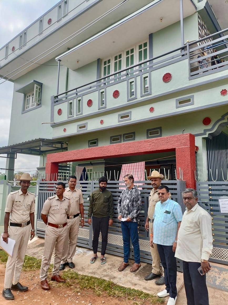 ಎಚ್.ಡಿ.ಕೋಟೆಯಲ್ಲಿ ಕಳ್ಳತನ ಮಾಡಿದ್ದ (ಕಪ್ಪು ಬಟ್ಟೆ ಧರಿಸಿದ ವ್ಯಕ್ತಿ) ಆರೋಪಿಗಳನ್ನು ಪೊಲೀಸರು ಕರೆತಂದು ಮಹಜರು ನಡೆಸಿದರು.