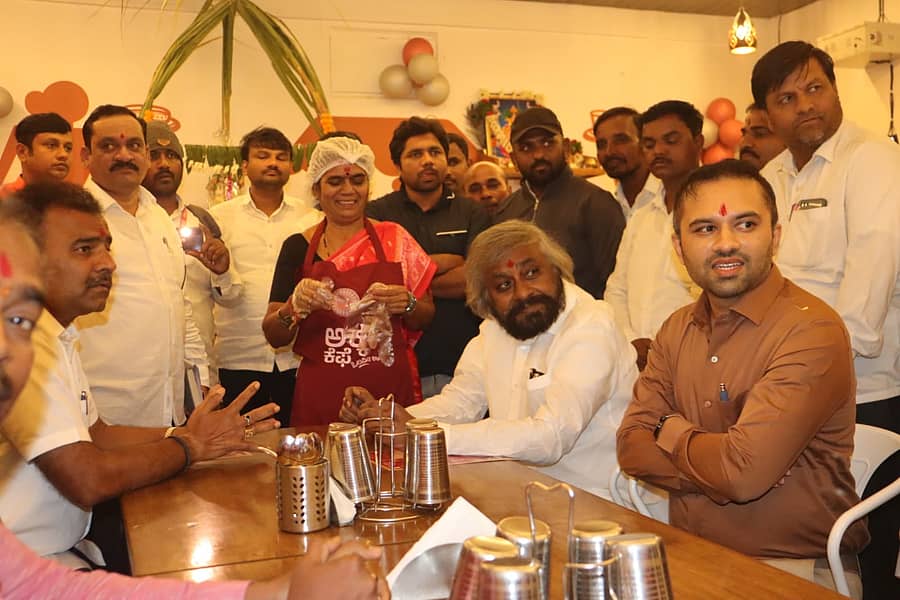 ಬೀದರ್ ನಗರದ ಜಿ.ಪಂ ಆವರಣದಲ್ಲಿನ ಅಕ್ಕ ಕೆಫೆಯನ್ನು ಜಿಲ್ಲಾ ಉಸ್ತುವಾರಿ ಸಚಿವ ಈಶ್ವರ ಬಿ. ಖಂಡ್ರೆ ಉದ್ಘಾಟಿಸಿ ತಿಂಡಿ ಸವಿದರು