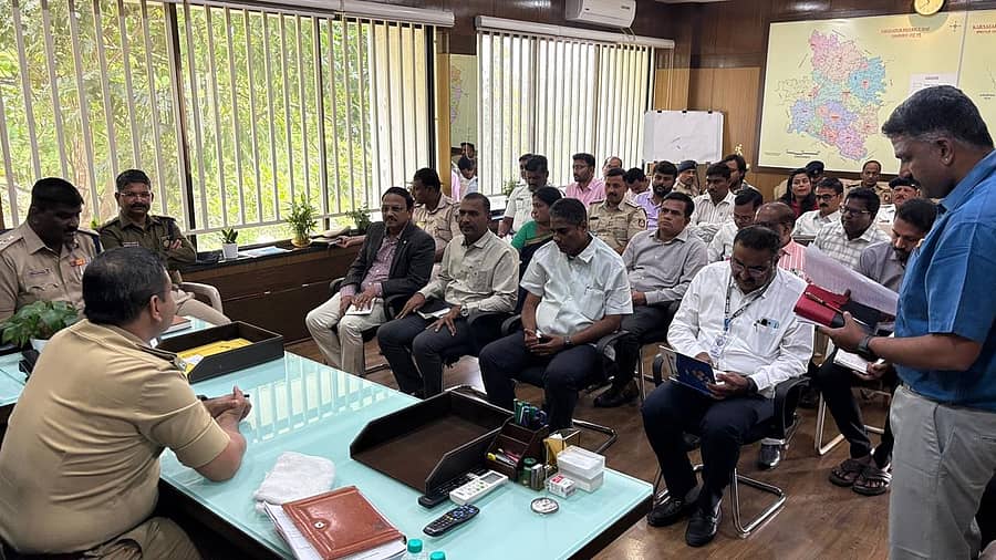 ವಿಜಯಪುರದಲ್ಲಿ ಡಿಸೆಂಬರ್ 7 ರಂದು ನಡೆಯಲಿರುವ ವೃಕ್ಷಥಾನ್ ಹೆರಿಟೇಜ್ ರನ್-2025 ಮತ್ತು ಪೂರ್ವಭಾವಿ ಕಾರ್ಯಕ್ರಮಗಳ ಸಿದ್ಧತೆಗಳ ಕುರಿತು ಜಿಲ್ಲಾ ಪೊಲೀಸ್ ವರಿಷ್ಠಾಧಿಕಾರಿ ಲಕ್ಷ್ಮಣ ನಿಂಬರಗಿ ಅಧಿಕಾರಿಗಳೊಂದಿಗೆ ಮಂಗಳವಾರ ಸಭೆ ನಡೆಸಿದರು