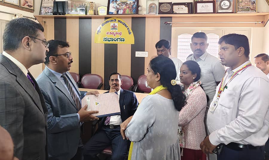 ಶ್ರೀನಿವಾಸಪುರ ತಾಲ್ಲೂಕಿನ ವಿವಿಧ ಗ್ರಾಮ ಪಂಚಾಯಿತಿ ಕಚೇರಿಗಳಿಗೆ ಮಂಗಳವಾರ ಉಪಲೋಕಾಯುಕ್ತ ಬಿ.ವೀರಪ್ಪ ಭೇಟಿ ನೀಡಿ ಕಡತ ಪರಿಶೀಲಿಸಿದರು