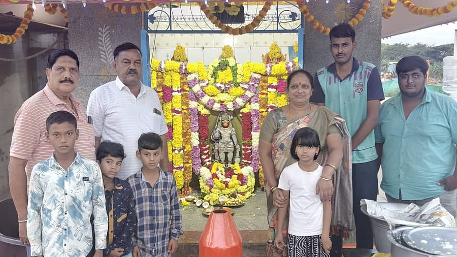 ದೇವಲಾಪುರ ಶ್ರೀ ಅಭಯ ಆಂಜನೇಯ ಸ್ವಾಮಿ ದೇವಾಲಯದಲ್ಲಿ ಹನುಮ ಜಯಂತಿ ಆಚರಣೆ ಪ್ರಯುಕ್ತ ವಿಶೇಷ ಅಲಂಕಾರ ಮಾಡಲಾಗಿತ್ತು