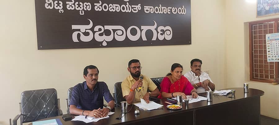 ಪಟ್ಟಣ ಪಂಚಾಯಿತಿ ಸಾಮಾನ್ಯ ಸಭೆಯಲ್ಲಿ ಅಧ್ಯಕ್ಷ ಕರುಣಾಕರ ನಾಯ್ತೊಟ್ಟು ಮಾತನಾಡಿದರು 
