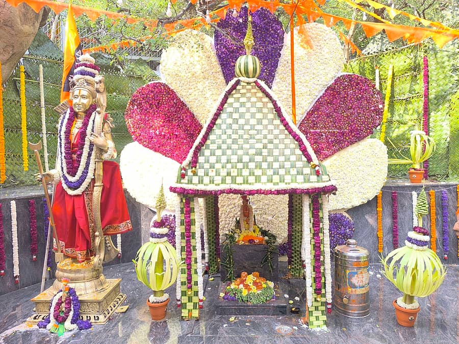 ಅಂಜನಾದ್ರಿ ಬೆಟ್ಟದ ಪಾದಗಟ್ಟೆಯನ್ನು ತಾಳೆಗರಿ, ಹೂವಿನಿಂದ ಅಲಂಕಾರ ಮಾಡಿರುವುದು