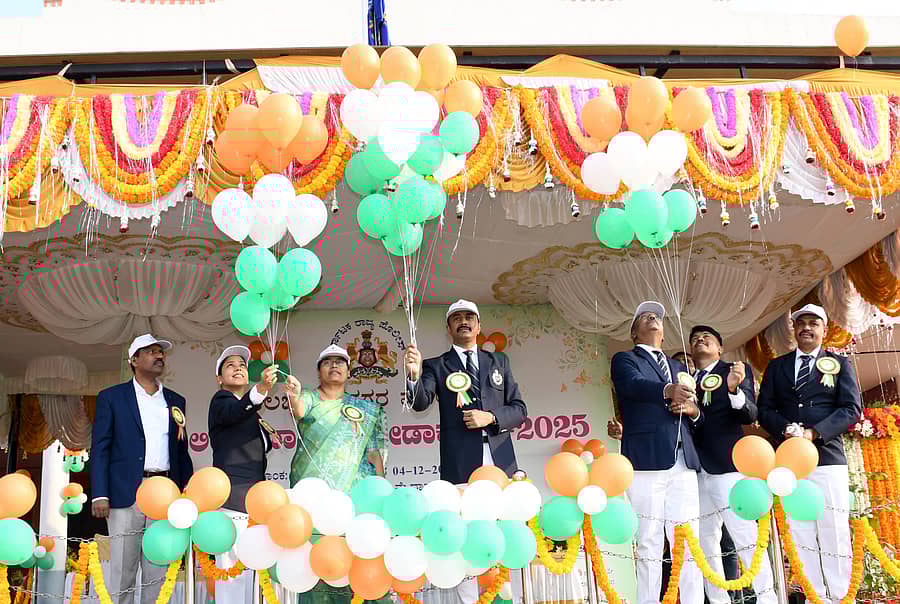 ಕಲಬುರಗಿ ನಗರದ ಪೊಲೀಸ್ ಕವಾಯತು ಮೈದಾನದಲ್ಲಿ ನಡೆದ ಕ್ರೀಡಾಕೂಟಕ್ಕೆ ಚಾಲನೆ ನೀಡಿದ ಕೆಕೆಆರ್ಟಿಸಿ ವ್ಯವಸ್ಥಾಪಕ ನಿರ್ದೇಶಕಿ ಬಿ. ಸುಶೀಲಾ ಹಾಗೂ ಗಣ್ಯರು