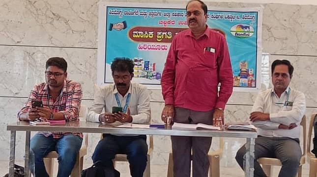 ಹಿರಿಯೂರಿನಲ್ಲಿ ಮಂಗಳವಾರ ಹಮ್ಮಿಕೊಂಡಿದ್ದ ತಾಲ್ಲೂಕು ಹಾಲು ಉತ್ಪಾದಕರ ಸಹಕಾರ ಸಂಘದ ಮಾಸಿಕ ಪ್ರಗತಿ ಪರಿಶೀಲನಾ ಸಭೆಯಲ್ಲಿ ಸಂಜೀವಮೂರ್ತಿ ಮಾತನಾಡಿದರು