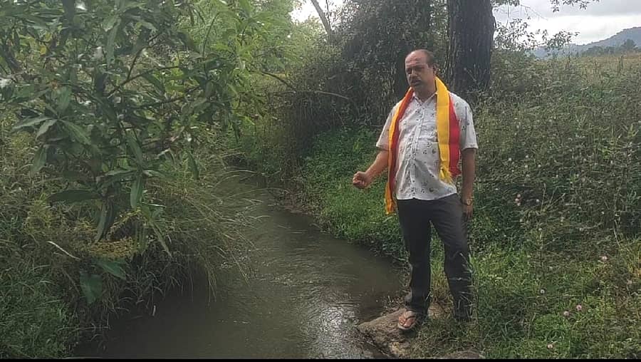 ಸೋಮವಾರಪೇಟೆ ತಾಲ್ಲೂಕಿನ ಗೌಡಳ್ಳಿಯಲ್ಲಿ ಹರಿಯುವ ಹೊಳೆಗೆ ಕಾಫಿ ಪಲ್ಪರ್‌ ತ್ಯಾಜ್ಯದ ನೀರು ಬಿಟ್ಟಿರುವುದರಿಂದ ನೀರು ಕಲುಷಿತಗೊಂಡಿರುವುದನ್ನು ಕರವೇ ತಾಲ್ಲೂಕು ಘಟಕದ ಅಧ್ಯಕ್ಷ ಫ್ರಾನ್ಸಿಸ್ ಡಿಸೋಜ ತೋರಿಸಿದರು