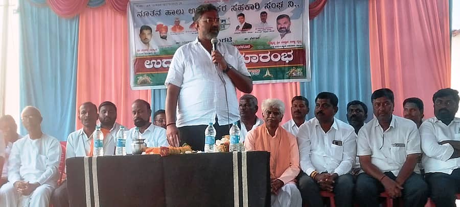 ಯರಗಟ್ಟಿ ಸಮೀಪದ ಕುರಬಗಟ್ಟಿ ಗ್ರಾಮದಲ್ಲಿ ನೂತನ ಹಾಲು ಉತ್ಪಾದಕರ ಸಂಘ ಉದ್ಘಾಟನಾ ಕಾರ್ಯಕ್ರಮದಲ್ಲಿ ಶಾಸಕ ವಿಶ್ವಾಸ್ ವೈದ್ಯ ಮಾತನಾಡಿದರು