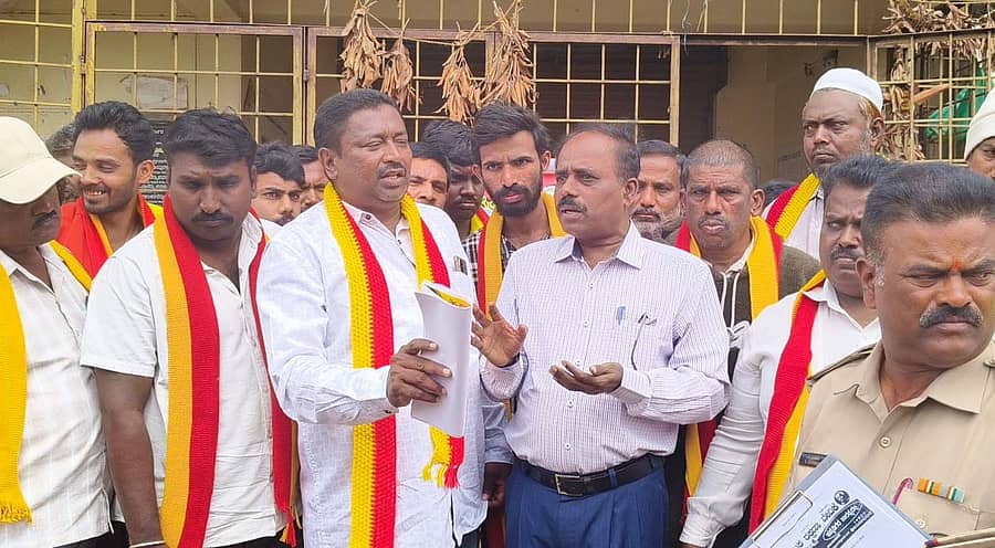 ಬಾಗೇಪಲ್ಲಿ ತಾಲ್ಲೂಕು ಕ್ಷೇತ್ರ ಶಿಕ್ಷಣಾಧಿಕಾರಿ ಕಚೇರಿ ಮುಂದೆ ಹಮ್ಮಿಕೊಂಡಿದ್ದ ಪ್ರತಿಭಟನಾ ಸ್ಥಳಕ್ಕೆ ಬಿಇಒ ವೆಂಕಟೇಶಪ್ಪ ಆಗಮಿಸಿ ಪ್ರತಿಭಟನಕಾರರ ಸಮಸ್ಯೆ ಆಲಿಸಿದರು