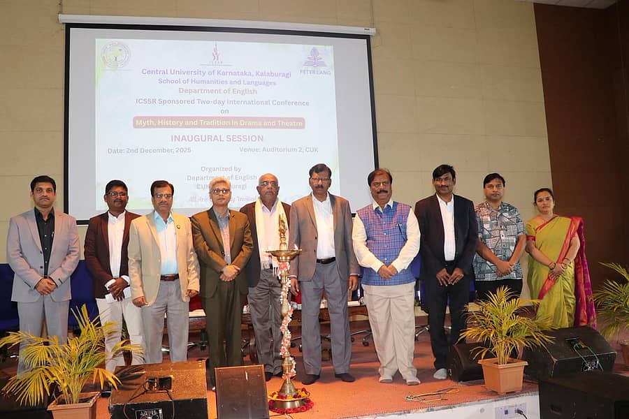 ಕಲಬುರಗಿಯ ಕಡಗಂಚಿಯಲ್ಲಿರುವ ಕೇಂದ್ರೀಯ ವಿಶ್ವವಿದ್ಯಾಲಯದಲ್ಲಿ ನಡೆದ ನಾಟಕ ಮತ್ತು ರಂಗಭೂಮಿಯಲ್ಲಿ ಪುರಾಣ, ಇತಿಹಾಸ ಮತ್ತು ಸಂಪ್ರದಾಯದ ಅಂತರರಾಷ್ಟ್ರೀಯ ಸಮ್ಮೇಳನವನ್ನು ಗಣ್ಯರು ಉದ್ಘಾಟಿಸಿದರು 
