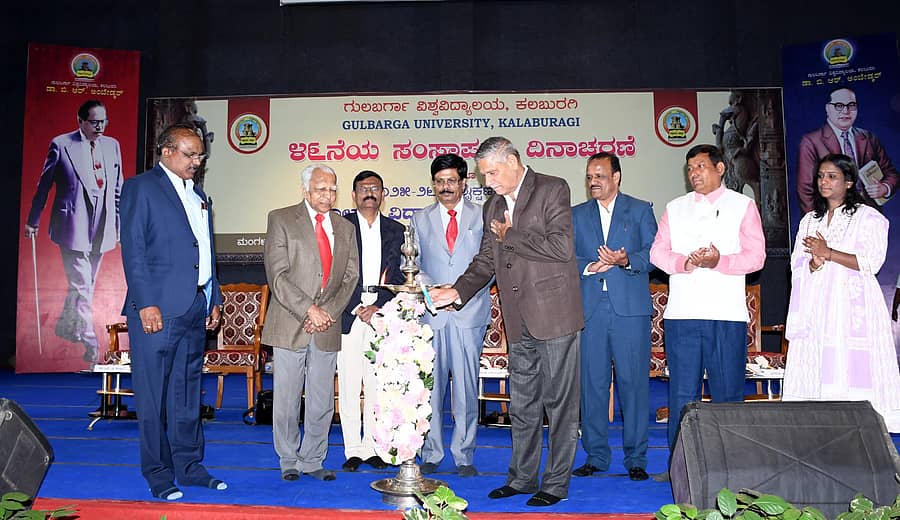 ಗುಲಬರ್ಗಾ ವಿಶ್ವವಿದ್ಯಾಲಯದ ಡಾ.ಬಿ.ಆರ್. ಅಂಬೇಡ್ಕರ್ ಭವನದಲ್ಲಿ ಮಂಗಳವಾರ ಹಮ್ಮಿಕೊಂಡಿದ್ದ ವಿಶ್ವವಿದ್ಯಾಲಯದ 46ನೇ ಸಂಸ್ಥಾಪನಾ ದಿನಾಚರಣೆ ಹಾಗೂ 2025–26ನೇ ಶೈಕ್ಷಣಿಕ ಸಾಲಿನ ಸ್ನಾತಕೋತ್ತರ ವಿದ್ಯಾರ್ಥಿಗಳ ಸ್ವಾಗತ ಸಮಾರಂಭವನ್ನು ಪ್ರೊ. ಎ.ಎಚ್. ರಾಜಾಸಾಬ್‌ ಉದ್ಘಾಟಿಸಿದರು