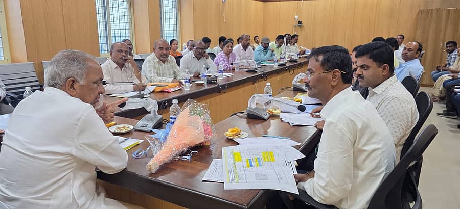 ಕೊಪ್ಪಳ ತಾಲ್ಲೂಕಿನ ಮುನಿರಾಬಾದ್ನಲ್ಲಿ ಮಂಗಳವಾರ ನಡೆದ ಸಭೆಯಲ್ಲಿ ಸಚಿವ ಎನ್.ಎಸ್. ಬೋಸರಾಜು ಅಧಿಕಾರಿಗಳ ಜೊತೆ ಸಭೆ ನಡೆಸಿದರು