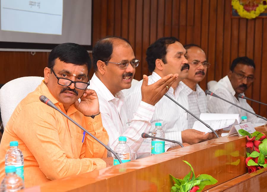 ಚಿತ್ರದುರ್ಗದ ಜಿಲ್ಲಾ ಪಂಚಾಯಿತಿ ಸಭಾಂಗಣದಲ್ಲಿ ಮಂಗಳವಾರ ನಡೆದ ಭೋವಿ ಅಭಿವೃದ್ಧಿ ನಿಗಮದ ಪ್ರಗತಿ ಪರಿಶೀಲನಾ ಸಭೆಯಲ್ಲಿ ನಿಗಮದ ಅಧ್ಯಕ್ಷ ಬಿ.ರಾಮಪ್ಪ ಮಾತನಾಡಿದರು