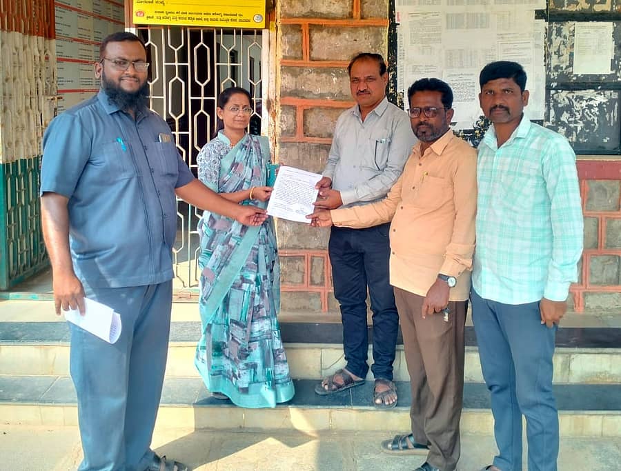 ಮುದ್ದೇಬಿಹಾಳ ತಾಲ್ಲೂಕಿನ ಬಿದರಕುಂದಿ ಗ್ರಾಮದ ಆರ್.ಎಂ.ಎಸ್.ಎ ಶಾಲೆಯಲ್ಲಿ ಶಿಕ್ಷಕರ ಕೊರತೆ ನೀಗಿಸುವಂತೆ ಆಗ್ರಹಿಸಿ ಎಸ್.ಡಿ.ಎಂ.ಸಿ ಸದಸ್ಯರು ಬಿಆರ್‌ಸಿ ಆರ್.ಬಿ.ಧಮ್ಮೂರಮಠ ಅವರಿಗೆ ಮಂಗಳವಾರ ಮನವಿ ಸಲ್ಲಿಸಿದರು