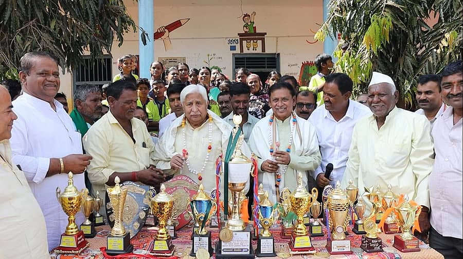 ಕಣವಿ ಗ್ರಾಮದ ಹಿರಿಯ ಪ್ರಾಥಮಿಕ ಶಾಲೆಯಲ್ಲಿ ಸಚಿವ ಎಚ್‌.ಕೆ.ಪಾಟೀಲ ಹಾಗೂ ವಿಧಾನ ಪರಿಷತ್‌ ಸದಸ್ಯ ಎಸ್‌.ವಿ.ಸಂಕನೂರ ಅವರನ್ನು ಸನ್ಮಾನಿಸಲಾಯಿತು