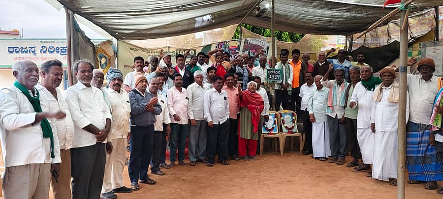 ದೇವನಹಳ್ಳಿ ಚನ್ನರಾಯಪಟ್ಟಣ ಹೋಬಳಿಯ ಧರಣಿ ಸ್ಥಳದಲ್ಲಿ ಭೂ ಸ್ವಾಧೀನ ವಿರೋಧಿ ಹೋರಾಟ ಸಮಿತಿಯ ಸದಸ್ಯರು ಸಭೆ ನಡೆಸಿ ಸರ್ಕಾರ ರೈತ ಪರವಾದ ಆದೇಶ ಹೊರಡಿಸುವಂತೆ ಒತ್ತಾಯಿಸಿದರು