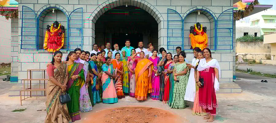 ಕನಕಪುರ ಕೆಂಕೆರಮ್ಮ ದೇವಾಲಯದಲ್ಲಿ ವಿಶೇಷ ಪೂಜೆ ಸಲ್ಲಿಸಿ ಮಹಿಳಾ ಮುಖಂಡರು ಶಿವಕುಮಾರ್ ಅವರು ಮುಖ್ಯಮಂತ್ರಿ ಆಗುವಂತೆ ಘೋಷಣೆ ಕೂಗುತ್ತಿರುವುದು