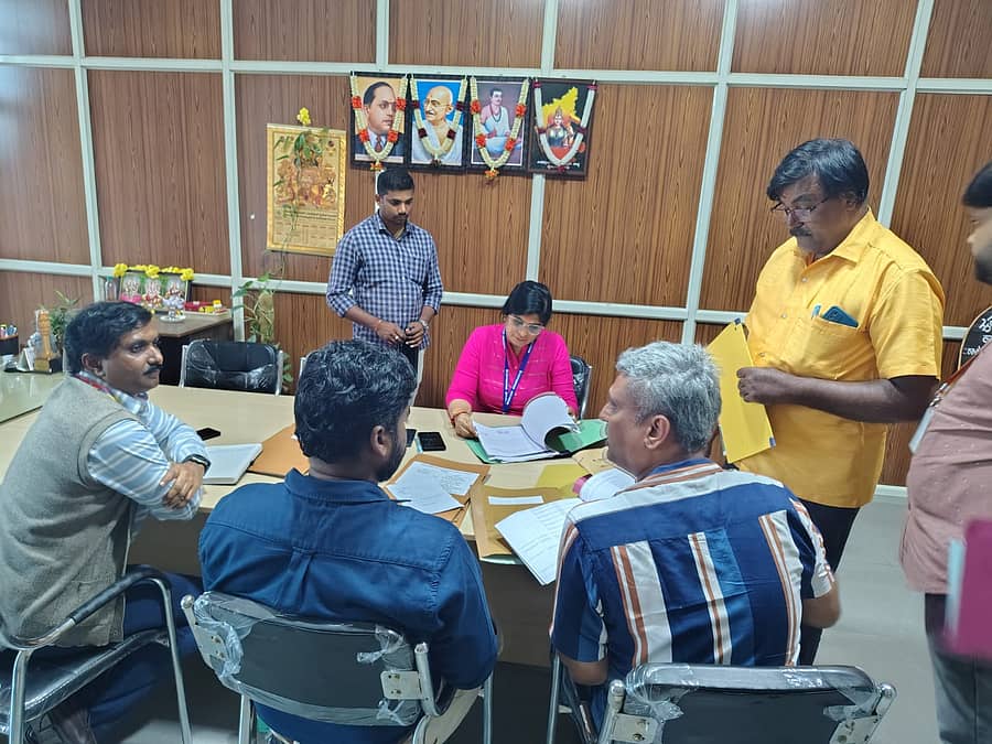 ರಾಮನಗರದ ಕಾರ್ಮಿಕ ಇಲಾಖೆ ಕಚೇರಿಗೆ ಲೋಕಾಯುಕ್ತ ಎಸ್ಪಿ ಸ್ನೇಹ ಪಿ.ವಿ ಅವರು ಮಂಗಳವಾರ ದಿಢೀರ್ ಭೇಟಿ ಪರಿಶೀಲನೆ ನಡೆಸಿದರು