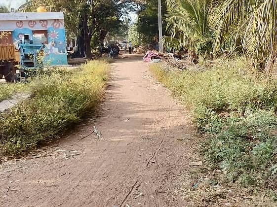 ಕೊಟ್ನಳ್ಳಿ ಗ್ರಾಮದಲ್ಲಿ ಚರಂಡಿ ಇರದ ಮುಖ್ಯ ರಸ್ತೆಯ ನೋಟ