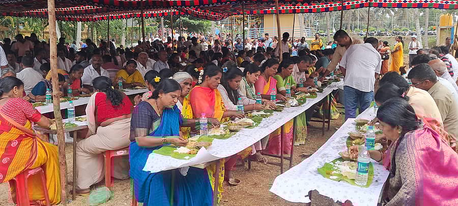 ಹಿರೀಸಾವೆ ಹೋಬಳಿಯ ಹೆಚ್.ಎಂ. ಗಡಿಯ ಸೇತುವೆ ಆಂಜನೇಯಸ್ವಾಮಿ ದೇವಸ್ಥಾನದಲ್ಲಿ ಹನುಮ ಜಯಂತಿ ಪ್ರಯುಕ್ತ ಮಂಗಳವಾರ ಭಕ್ತರಿಗೆ ಅನ್ನಸಂತರ್ಪಣೆ ಕಾರ್ಯಕ್ರಮ ಏರ್ಪಡಿಸಲಾಗಿತ್ತು.