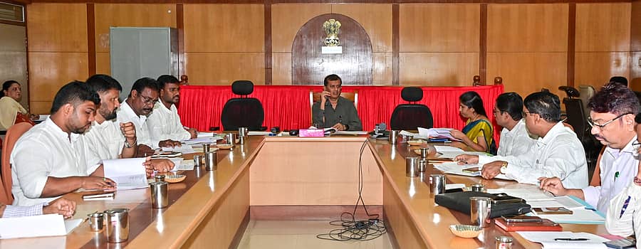ಜಿಲ್ಲಾಧಿಕಾರಿ ಕಚೇರಿ ಸಭಾಂಗಣದಲ್ಲಿ ನಡೆದ ಪ್ರಗತಿ ಪರಿಶೀಲನಾ ಸಭೆಯಲ್ಲಿ ಜಿಲ್ಲಾಧಿಕಾರಿ ಜಿ.ಎಂ.ಗಂಗಾಧರಸ್ವಾಮಿ ಅವರು ವಿವಿಧ ಇಲಾಖೆಗಳ ಅಧಿಕಾರಿಗಳೊಂದಿಗೆ ಚರ್ಚೆ ನಡೆಸಿದರು ಪ್ರಜಾವಾಣಿ ಚಿತ್ರ