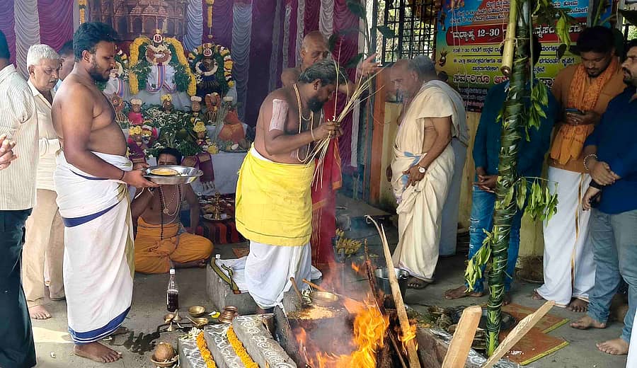 ಹಾಸನದ ರೈಲ್ವೆ ನಿಲ್ದಾಣ ಸಮೀಪದ ಆಂಜನೇಯ ದೇವಸ್ಥಾನದಲ್ಲಿ ಮಂಗಳವಾರ ಹೋಮ–ಹವನ ನಡೆದವು.