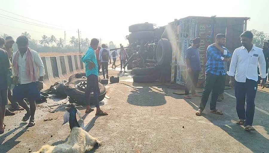 ಶಿಗ್ಗಾವಿ ಪಟ್ಟಣದ ಹೊರವಲಯ ರಾಷ್ಟ್ರೀಯ ಹೆದ್ದಾರಿಯಲ್ಲಿ ಸೋಮವಾರ ಲಾರಿ ಪಲ್ಟಿಯಾಗಿರುವುದು