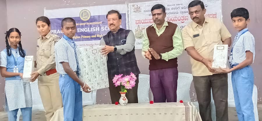 ವಾಯುಮಾಲಿನ್ಯ ನಿಯಂತ್ರಣ ಮಾಸಾಚರಣೆ ಅಂಗವಾಗಿ ಆಯೋಜಿಸಿದ್ದ ಚಿತ್ರಸ್ಪರ್ಧೆಯಲ್ಲಿ ವಿಜೇತ ವಿದ್ಯಾರ್ಥಿಗಳಿಗೆ ಬಹುಮಾನ ವಿತರಿಸಲಾಯಿತು