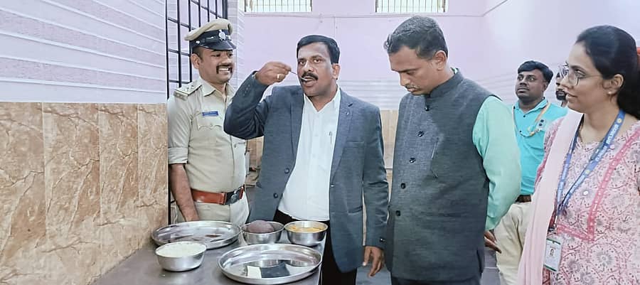 ಜಿಲ್ಲಾ ಕಾರಾಗೃಹಕ್ಕೆ ಭೇಟಿ ನೀಡಿದ ರಾಜ್ಯ ಮಕ್ಕಳ ಹಕ್ಕುಗಳ ರಕ್ಷಣಾ ಆಯೋಗದ ಅಧ್ಯಕ್ಷ ಶಶಿಧರ ಕೋಸಂಬೆ ಊಟ ಸವಿಸಿದರು. ಸದಸ್ಯ ಡಾ. ತಿಪ್ಪೇಸ್ವಾಮಿ ಕೆ.ಟಿ, ಡಿಸಿಪಿಒ ರಜನಿ, ಜೈಲರ್ ಇಮಾಂ ಖಾಸಿಂ ಇದ್ದರು