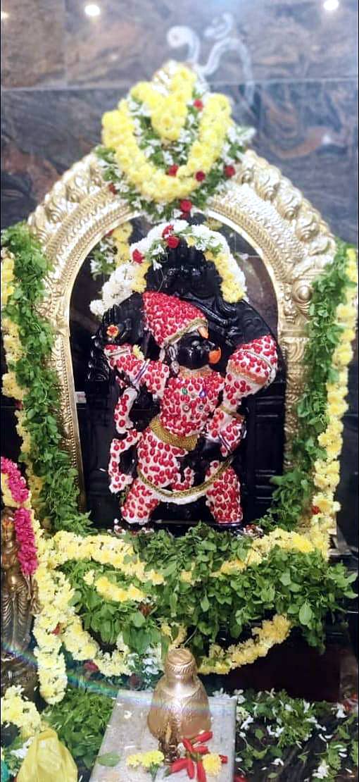 ರಾಮನಗರದ ಅಗ್ರಹಾರ ಬೀದಿಯಲ್ಲಿರುವ ಅಭಯ ಆಂಜನೇಯ ದೇವಸ್ಥಾನದಲ್ಲಿ ದೇವರ ಮೂರ್ತಿಗೆ ಮಂಗಳವಾರ ವಿಶೇಷಾಲಂಕಾರ 