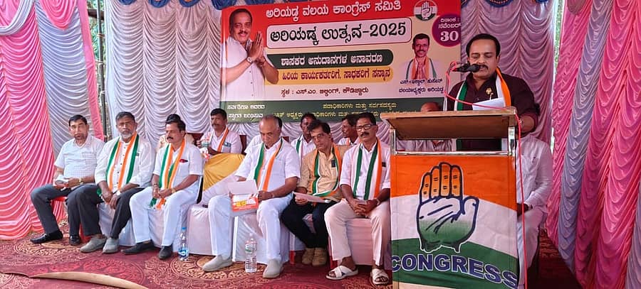 ಪುತ್ತೂರು ತಾಲ್ಲೂಕಿನ ಕೌಡಿಚ್ಚಾರಿನಲ್ಲಿ ನಡೆದ ‘ಅರಿಯಡ್ಕ ಉತ್ಸವ’ ದಲ್ಲಿ ಶಾಸಕ ಅಶೋಕ್‌ಕುಮಾರ್‌ ರೈ ಮಾತನಾಡಿದರು. ಪಕ್ಷದ ಮುಖಂಡರಾದ ಕೃಷ್ಣಪ್ರಸಾದ್ ಆಳ್ವ, ಎಂ.ಎಸ್.ಮಹಮ್ಮದ್, ಅಮಲ ರಾಮಚಂದ್ರ, ಮಹಮ್ಮದ್ ಬಡಗನ್ನೂರು ಉಪಸ್ಥಿತರಿದ್ದರು