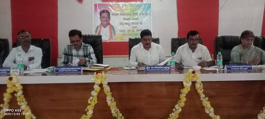 ಜಗಳೂರಿನಲ್ಲಿ ಮಂಗಳವಾರ ಶಾಸಕ ಬಿ. ದೇವೇಂದ್ರಪ್ಪ ಅವರ ನೇತೃತ್ವದಲ್ಲಿ ಅಧಿಕಾರಿಗಳ ಸಭೆ ನಡೆಯಿತು