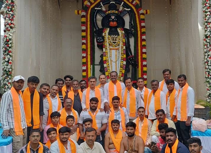 ವಿಜಯಪುರದ ದೇವನಹಳ್ಳಿ ರಸ್ತೆಯ ಅಭಯ ಆಂಜನೇಯಸ್ವಾಮಿ ದೇವಾಲಯದಲ್ಲಿ ವಿಶೇಷ ಪೂಜಾ ಕಾರ್ಯಗಳು ನಡೆದವು