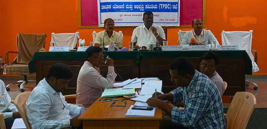 ಕೊಪ್ಪಳದಲ್ಲಿ ಸೋಮವಾರ ನಡೆದ ಸಭೆಯಲ್ಲಿ ಶಾಸಕ ರಾಘವೇಂದ್ರ ಹಿಟ್ನಾಳ ಮಾತನಾಡಿದರು