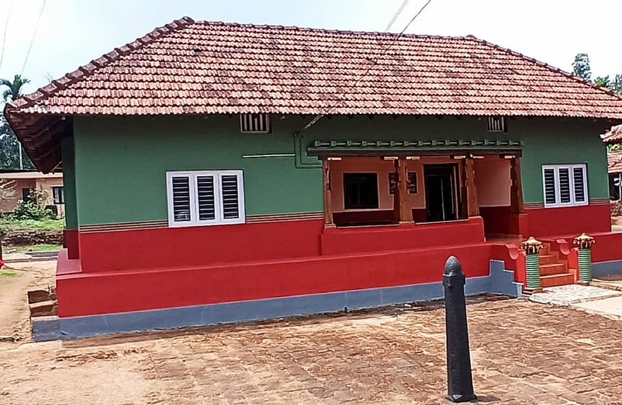 ನಾಪೋಕ್ಲುವಿನಲ್ಲಿ ಕುಲ್ಲೇಟಿರ ಐನ್ಮನೆಯು ಪುತ್ತರಿ ಹಬ್ಬದ ಸಂದರ್ಭದಲ್ಲಿ ಕಂಗೊಳಿಸುತ್ತಿದೆ