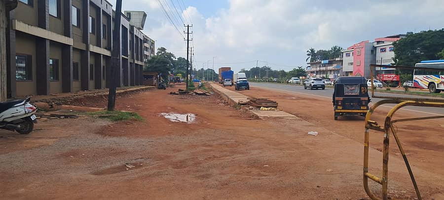 ಬ್ರಹ್ಮಾವರದಲ್ಲಿ ಸ್ಥಗಿತಗೊಂಡಿರುವ ಸರ್ವಿಸ್‌ ರಸ್ತೆ ಕಾಮಗಾರಿ