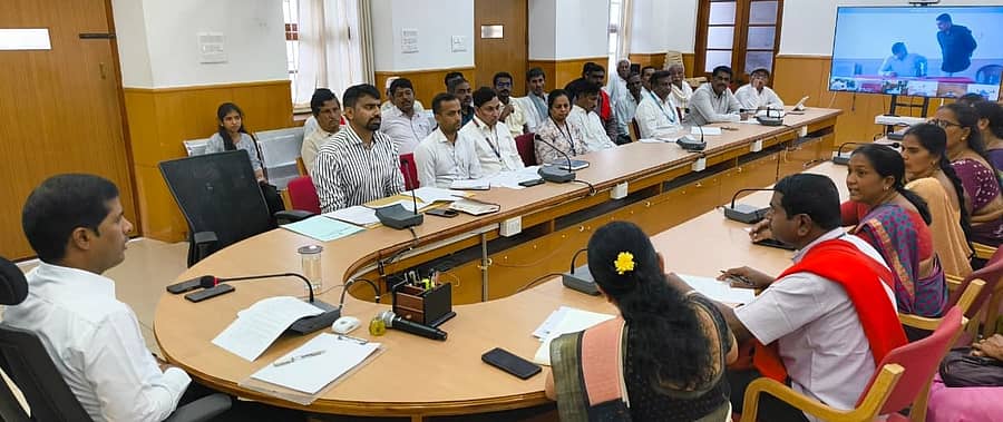 ಜಿಲ್ಲಾಧಿಕಾರಿ ಕಚೇರಿಯಲ್ಲಿ ನಡೆದ ಅಖಿಲ ಭಾರತ ಜನವಾದಿ ಮಹಿಳಾ ಸಂಘಟನೆ, ಕರ್ನಾಟಕ ಪ್ರಾಂತ ರೈತ ಸಂಘದ ಜಿಲ್ಲಾ ಸಮಿತಿ ಮುಖಂಡರ ಸಭೆಯಲ್ಲಿ ಜಿಲ್ಲಾಧಿಕಾರಿ ಕುಮಾರ ಮಾತನಾಡಿದರು