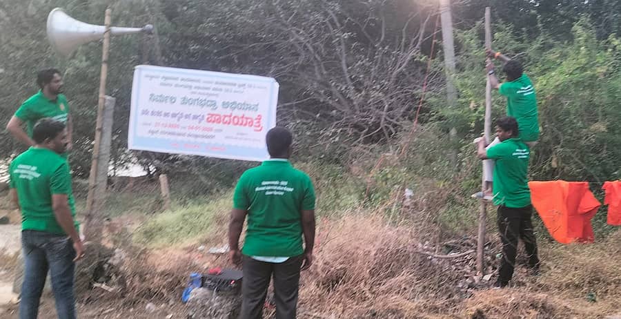 <div class="paragraphs"><p>ಅಂಜನಾದ್ರಿ ಸುತ್ತಮುತ್ತಲಿನ ಪರಿಸರದಲ್ಲಿ ಹಸಿರು ಕಾರ್ಯಪಡೆ ಸದಸ್ಯರು ಕೆಲಸದಲ್ಲಿ ತೊಡಗಿರುವುದು </p></div>