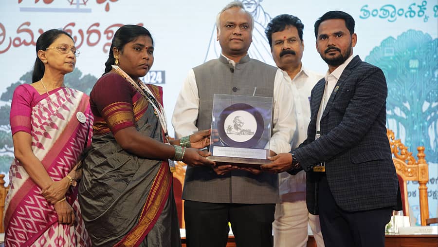 ಬೆಂಗಳೂರಿನಲ್ಲಿ ನಡೆದ ಕಾರ್ಯಕ್ರಮದಲ್ಲಿ ಕಿನ್ನಾಳ ಗ್ರಾಮ ಪಂಚಾಯಿತಿ ಅಧ್ಯಕ್ಷೆ ಶ್ವೇತಾ ರಾಘವೇಂದ್ರ ಡಂಬಳ ಮತ್ತು ಪಿಡಿಒ ಪರಮೇಶ್ವರಯ್ಯ ತೆಳಗಡೆಮಠ ಅವರಿಗೆ ಗ್ರಾಮೀಣಾಭಿವೃದ್ದಿ ಮತ್ತು ಪಂಚಾಯತರಾಜ್ ಇಲಾಖಾ ಸಚಿವ ಪ್ರಿಯಾಂಕ್ ಖರ್ಗೆ ಗಾಂಧಿಗ್ರಾಮ ಪುರಸ್ಕಾರ ಪ್ರದಾನ ಮಾಡಿದರು