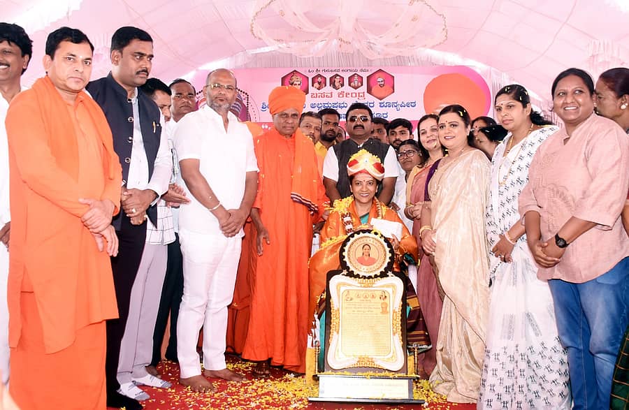 ಹುಲಸೂರ ಪಟ್ಟಣದ ಅಲ್ಲಮಪ್ರಭು ಶೂನ್ಯಪೀಠ ಅನುಭವ ಮಂಟಪದಲ್ಲಿ ಶರಣ ಸಂಸ್ಕೃತಿ ಉತ್ಸವ ಹಾಗೂ ವಚನ ರಥೋತ್ಸವ ಕಾರ್ಯಕ್ರಮದಲ್ಲಿ ಡಾ. ನಾಗಲಕ್ಷ್ಮಿ ಚೌಧರಿ ಅವರಿಗೆ ವೈರಾಗ್ಯ ನಿಧಿ ಅಕ್ಕಮಹಾದೇವಿ ಶ್ರೀ ಪ್ರಶಸ್ತಿ ಪ್ರದಾನ ಮಾಡಲಾಯಿತು. ಇದು ₹ 25000 ನಗದು ಒಳಗೊಂಡಿದೆ