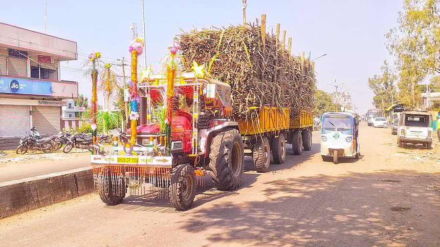 ಹುಲಸೂರ ಪಟ್ಟಣದ ಭಾಲ್ಕಿ - ಬಸವಕಲ್ಯಾಣ ಮುಖ್ಯ ರಸ್ತೆಯಲ್ಲಿ ಡಬಲ್ ಟ್ರಾಲಿಯಲ್ಲಿ ಕಬ್ಬು ಸಾಗಣೆ ಮಾಡುತ್ತಿದ್ದ ಟ್ರ್ಯಾಕ್ಟರ್