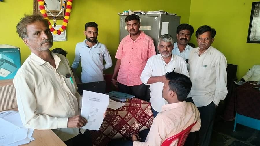 ಲಕ್ಷ್ಮೇಶ್ವರ ರೈತರು ಮಂಗಳವಾರ ಟಿಎಪಿಸಿಎಂಎಸ್ ಕಚೇರಿಯಲ್ಲಿ ಬೆಂಬಲ ಬೆಲೆ ಯೋಜನೆ ಅಡಿ ಮೆಕ್ಕೆಜೋಳ ಮಾರಾಟಕ್ಕೆ ಹೆಸರು ನೋಂದಣಿ ಮಾಡಿಸಿದರು