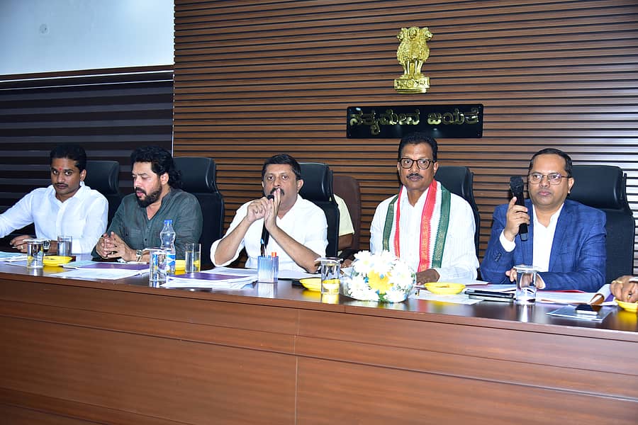 ಬಳ್ಳಾರಿ ನಗರದ ಜಿಲ್ಲಾಡಳಿತ ಭವನದಲ್ಲಿ ಮಂಗಳವಾರ ಸಚಿವ ಬೈರತಿ ಸುರೇಶ್‌ ಅಧ್ಯಕ್ಷತೆಯಲ್ಲಿ ನಗರಾಭಿವೃದ್ಧಿ ಇಲಾಖೆಯ ಪ್ರಗತಿ ಪರಿಶೀಲನಾ ಸಭೆ ನಡೆಯಿತು. ಶಾಸಕರಾದ ಭರತ್‌ ರೆಡ್ಡಿ, ಬಿ. ನಾಗೇಂದ್ರ, ಸಂಸದ ಇ. ತುಕಾರಾಂ, ಜಿಲ್ಲಾಧಿಕಾರಿ ನಾಗೇಂದ್ರ ಪ್ರಸಾದ್‌ ಕೆ. ಭಾಗವಹಿಸಿದ್ದರು. 