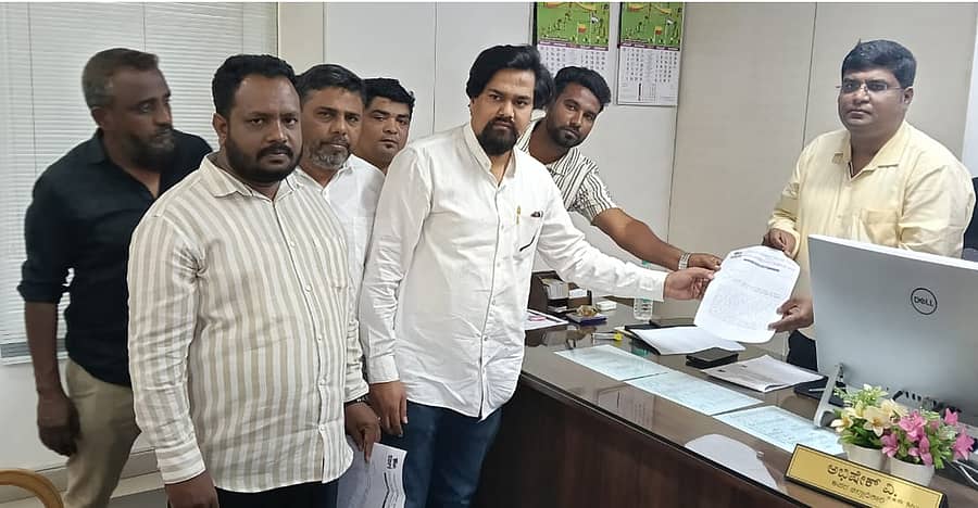 ಮೆಗ್ಗಾನ್ ಆಸ್ಪತ್ರೆಯ ಭ್ರಷ್ಟಾಚಾರ ತನಿಖೆಗೆ ಆಗ್ರಹಿಸಿ ಸೋಸಿಯಲ್ ಡೆಮಾಕ್ರಟಿಕ್ ಪಾರ್ಟಿ ಆಫ್ ಇಂಡಿಯಾ ಜಿಲ್ಲಾ ಶಾಖೆಯ ವತಿಯಿಂದ ಜಿಲ್ಲಾಧಿಕಾರಿಗಳಿಗೆ ಮನವಿ ಸಲ್ಲಿಸಲಾಯಿತು