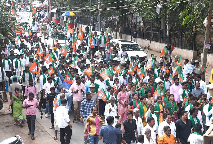 ಧಾರವಾಡದಲ್ಲಿ ಮಂಗಳವಾರ ಬಿಜೆಪಿ ರೈತ ಮೋರ್ಚಾದಿಂದ ಪ್ರತಿಭಟನಾ ಮೆರವಣಿಗೆ ನಡೆಯಿತು