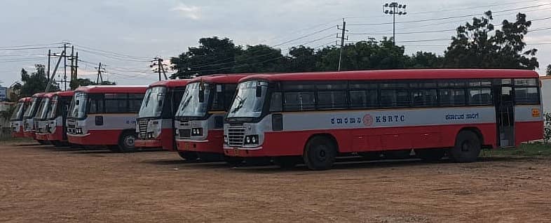 ಹಿರಿಯೂರಿನ ಹುಳಿಯಾರು ರಸ್ತೆಯಲ್ಲಿರುವ ಸಾರಿಗೆ ಸಂಸ್ಥೆ ಡಿಪೊ ಆವರಣದಲ್ಲಿ ನಿಲ್ಲಿಸಿರುವ ಹಳೆಯ ಬಸ್ಗಳು