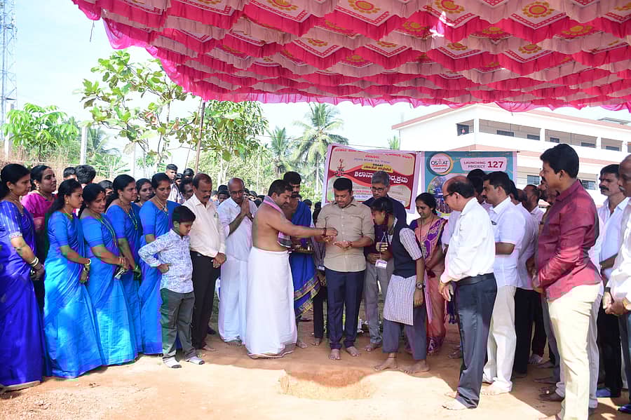 ಶಾಸಕ ಹರೀಶ್ ಪೂಂಜ ಶಿಲಾನ್ಯಾಸ ನೆರವೇರಿಸಿದರು 