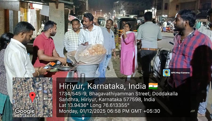 ಹಿರಿಯೂರಿನಲ್ಲಿ ನಗರಸಭೆ ಆರೋಗ್ಯಾಧಿಕಾರಿಗಳ ತಂಡ ಬೀದಿ ಬದಿ ಹೋಟೆಲ್ಗಳಲ್ಲಿ ಸೋಮವಾರ ರಾತ್ರಿ ಪರಿಶೀಲನೆ ನಡೆಸಿತು